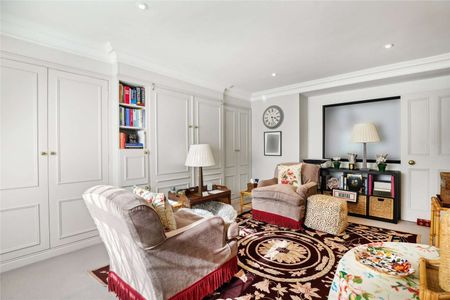 A spacious self-contained studio apartment in a convenient South Kensington location. - Photo 3