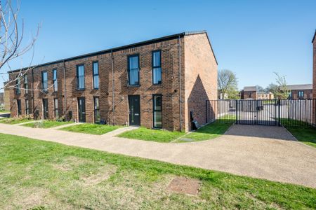 3 bed terraced house to rent in Shergar Way, Salford, M6 6 - Photo 3
