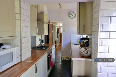 3 bedroom semi-detached house to rent - Photo 3