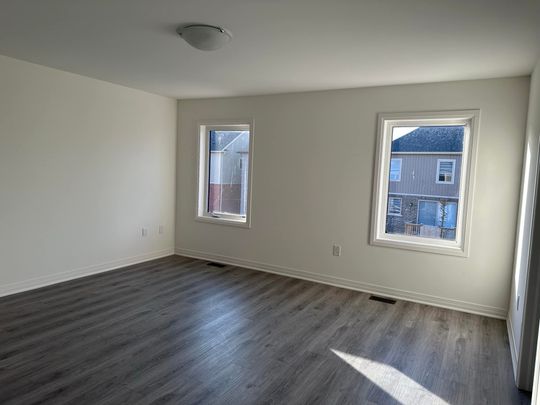 Four bedroom detached Barrie - Photo 1