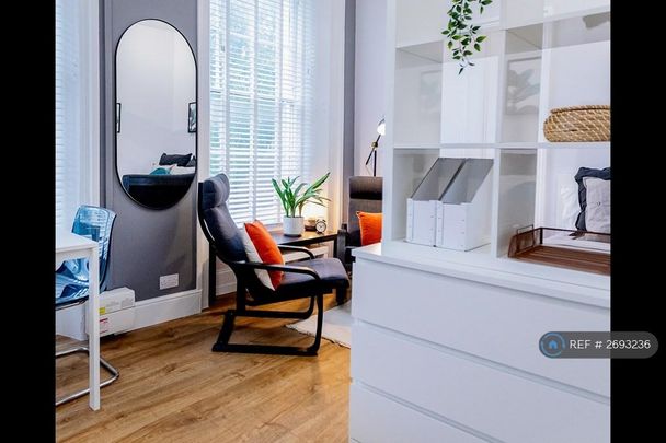 1 bedroom in a house share to rent - Photo 1