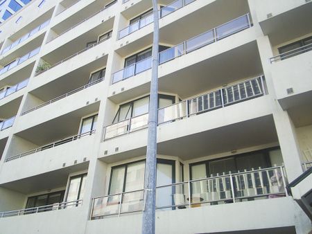 Large Two Bedroom Apartment - Photo 2