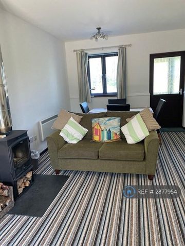 2 bedroom semi-detached house to rent - Photo 2