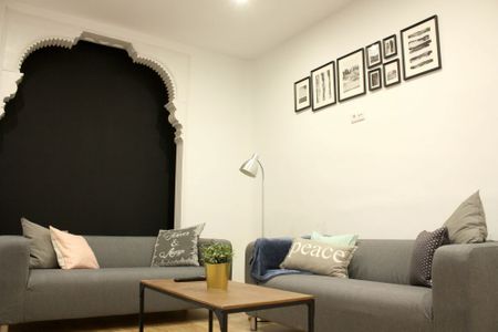 Bright room in Calle Valenzuela - Photo 3