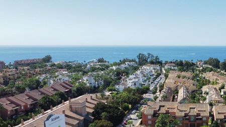 Luxury Apartment for rent in San Pedro de Alcántara, Andalusia - Photo 2