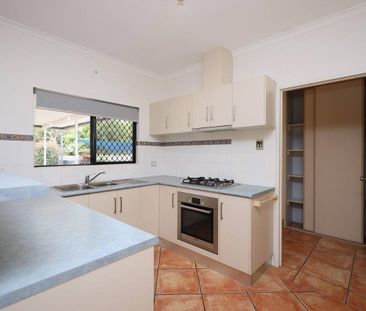Beautiful Home with Many Extras... Pool, Caravan Storage - Photo 5