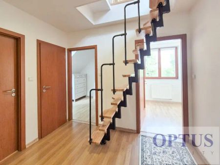 Horoměřice, ul. Politických vězňů, nadstandardní mezonetový byt 3 + k.k. + pracovna, 78 m - Fotografie 3