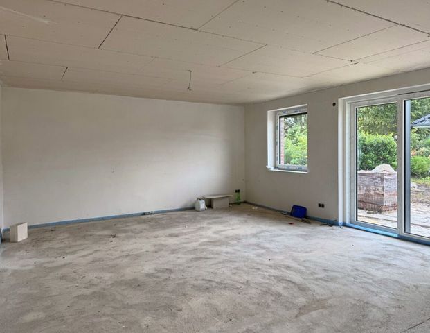 Erstbezug: Moderne Bungalowhälfte mit Einbauküche & Carport in ruhiger Siedlungslage von Wiesmoor - Foto 1