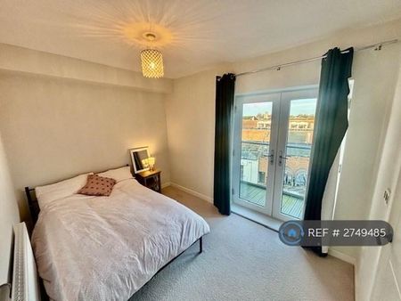 1 bedroom in a flat share to rent - Photo 2