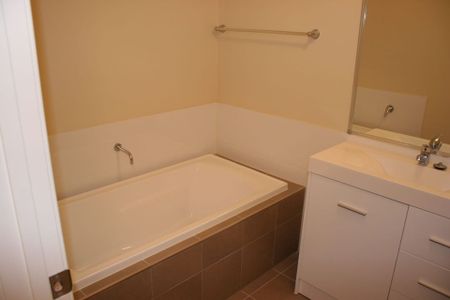 Great Location - 4 Bedroom Duplex - Photo 4