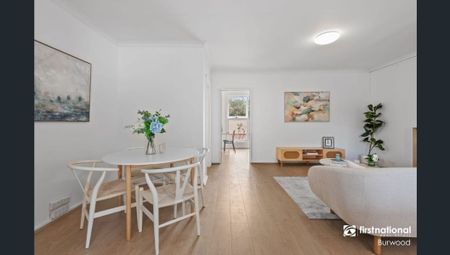 Beautifully Renovated Family Home in Prime Forest Hill Location - Photo 2