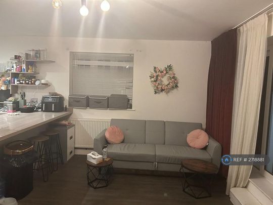 1 bedroom in a flat share to rent - Photo 1