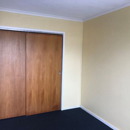 A lovely one bedroom unit on the second floor in a block of units located on a private tree lined cul-de-sac within a walking distance to Hamilton City. - Photo 4