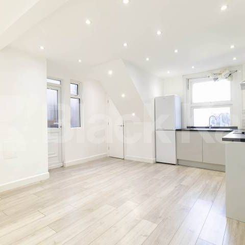 A well-presented two-bedroom garden flat ideally located on Deacon Road, NW2 - Photo 1