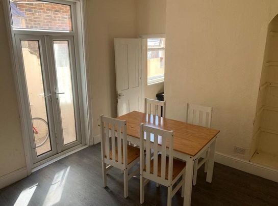 6 bedroom house of multiple occupation to rent - Photo 1