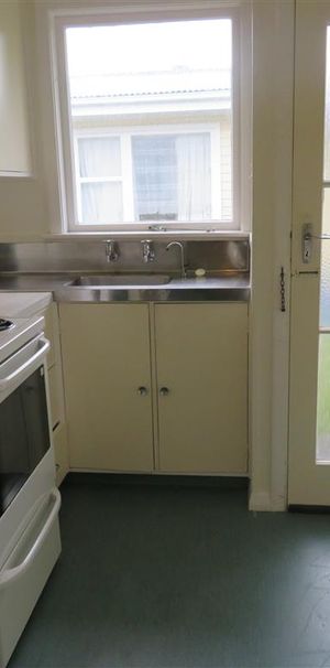 Sunny.Central and Tidy bedsit! - Photo 1