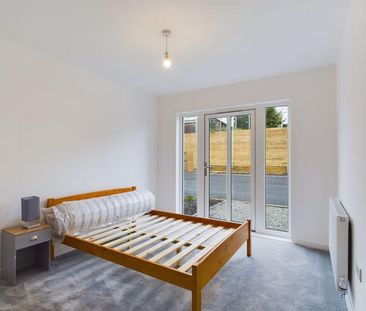 1 bedroom in a flat share to rent - Photo 3