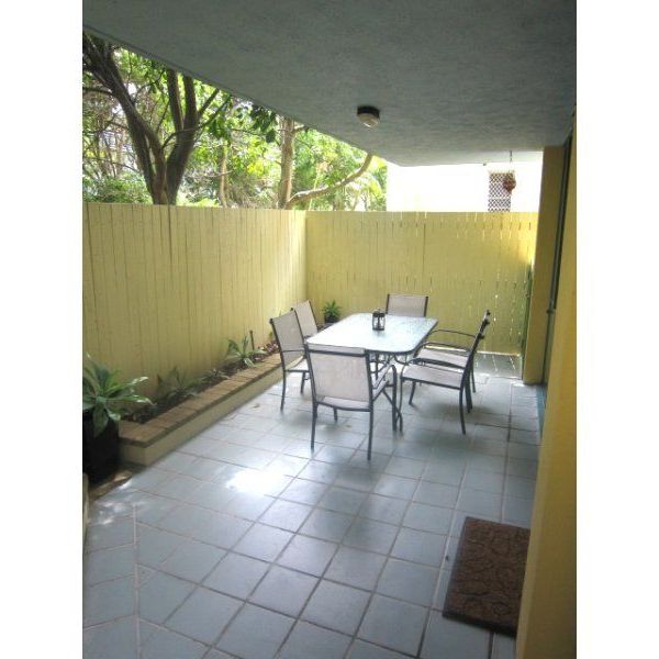 Centrally Located Two Bedroom Unit In Broadbeach! - Photo 1