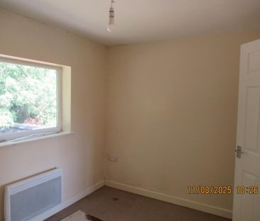 2 bedroom end of terrace house to rent - Photo 4