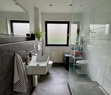 Moderne 3-Zimmer-Erdgeschosswohnung mit 2 Balkonen und elekt. Garag... - Photo 1