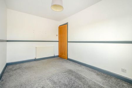 3 bedroom flat to rent - Photo 5