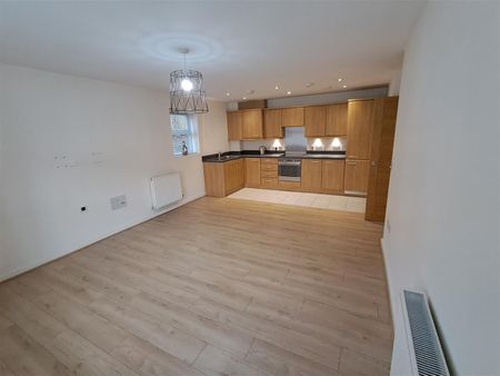 2 bed flat to rent in Walton Road, Bushey, WD23 - Photo 4