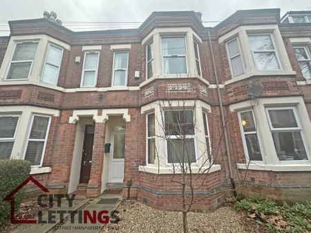 6 Bedroom Mid Terraced House - Photo 3