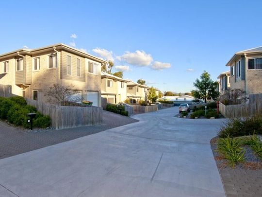 Family Home in quiet small complex - Photo 1