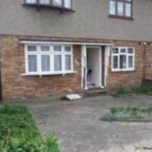 2 bedroom property to rent in Ilford - Photo 2