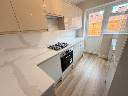 2 bedroom ground floor flat to rent - Photo 2