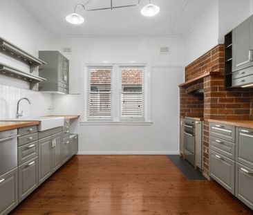 Centre of Town - Photo 3