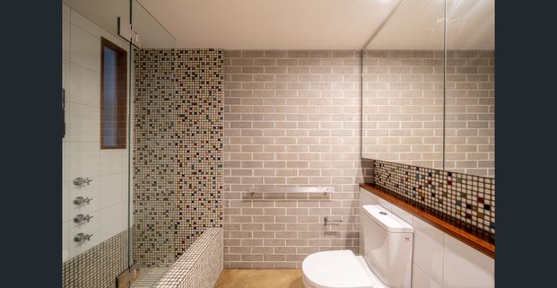 Private, bright and centrally located! - Photo 1