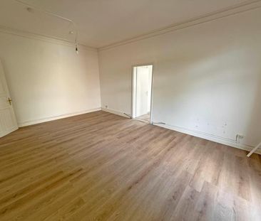 Ideal für Familien und WGs: Schöne Altbauwohnung mit großzügiger Ra... - Photo 1