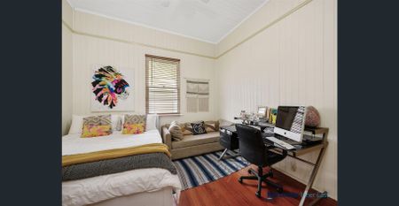 Lovely 3 Bedroom, 2 Bathroom Character Home - Photo 3