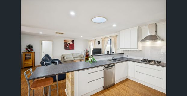 Walking distance to Open space, Waldburg, local shopping precinct and freeway access just minute away - Photo 1