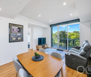 Open the Door to City-Fringe Sophistication - Photo 2