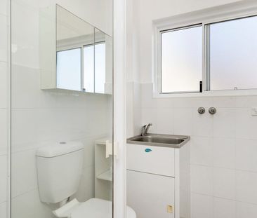 Top-Floor Apartment with Harbour Views - Photo 4