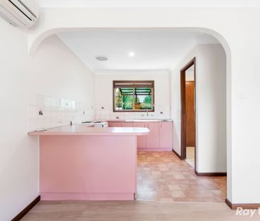 Central, low maintenance Villa - Photo 5