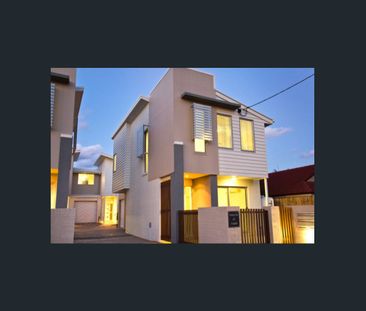 Boutique Townhouse in a small block of four - Photo 3