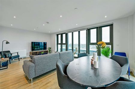 A very spacious and rarely available three bedroom duplex penthouse apartment. Fully furnished with private balcony, two parking spaces and far reaching views. - Photo 2