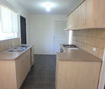 Spacious Family Home with Pool in Sought-After Kelso! - Photo 4