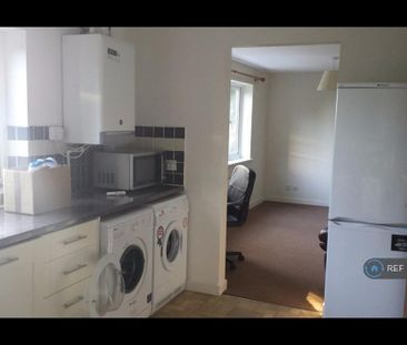 1 bedroom in a house share to rent - Photo 2
