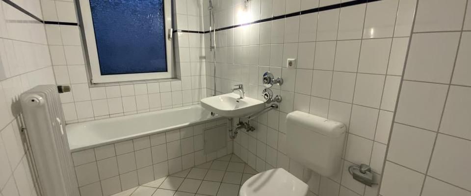 Schöne 3-Zimmer-Wohnung mit neuem Laminatboden frei! - Photo 1