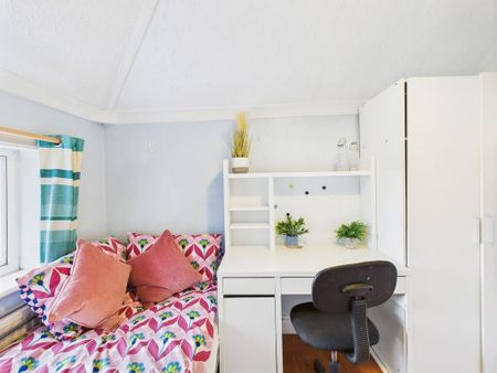 4 bedroom detached house to rent - Photo 3