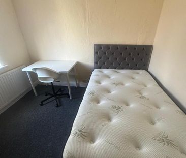 4 bedroom semi-detached house to rent - Photo 1