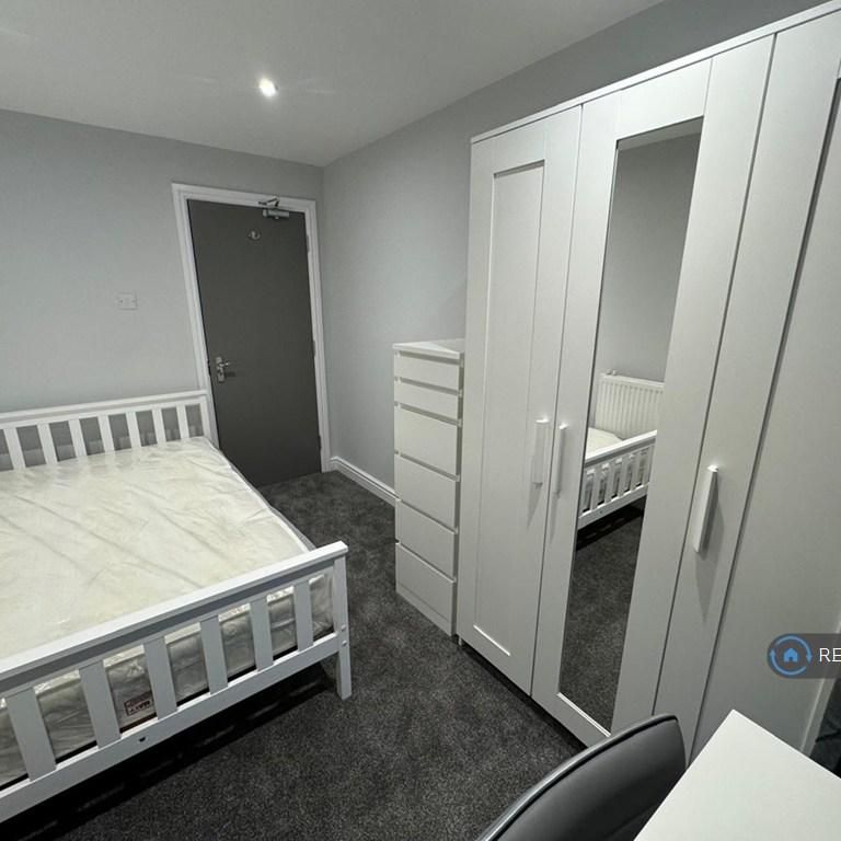1 bedroom in a house share to rent - Photo 1