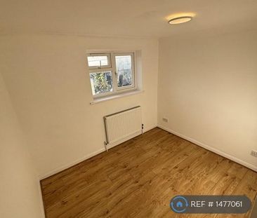 4 bedroom semi-detached house to rent - Photo 3