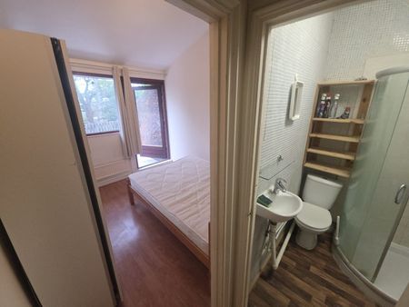 Room in a Shared House, Penrith Close, SW15 - Photo 2