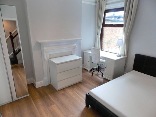 5 Bed Semi-Detached House, Devonshire Road, SO15 - Photo 1