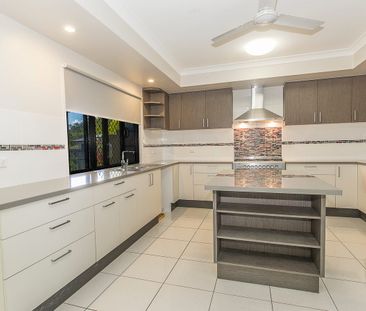 SPACIOUS FAMILY LIVING + MEDIA ROOM + SOLAR + NO REAR NEIGHBOURS - Photo 6